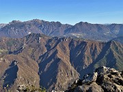 57 Zoom verso il Monte Alben e Suchello anticipati dalla costiera del Monte Rabbioso in primo piano